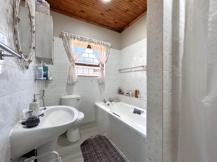 3 Bedroom Property for Sale in Wavecrest Eastern Cape